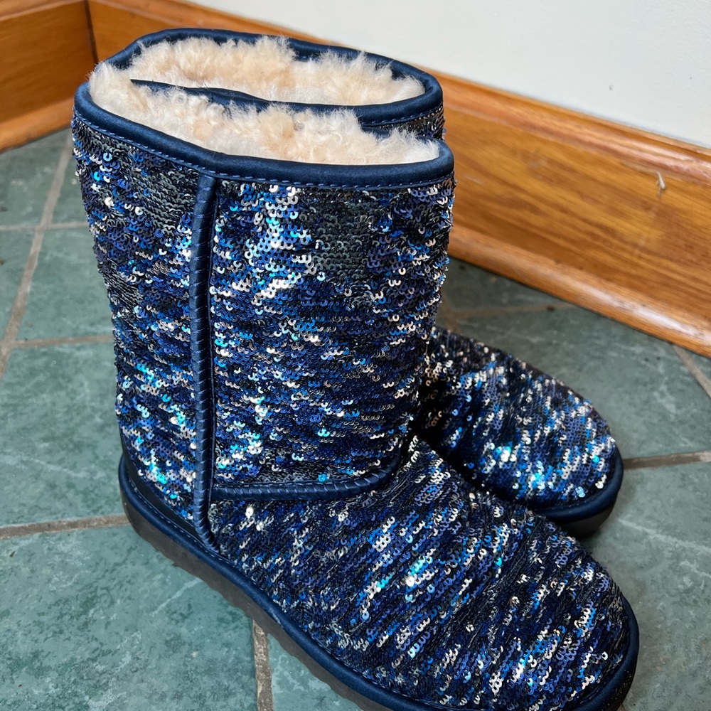 💙EUC UGGs double sided sequence